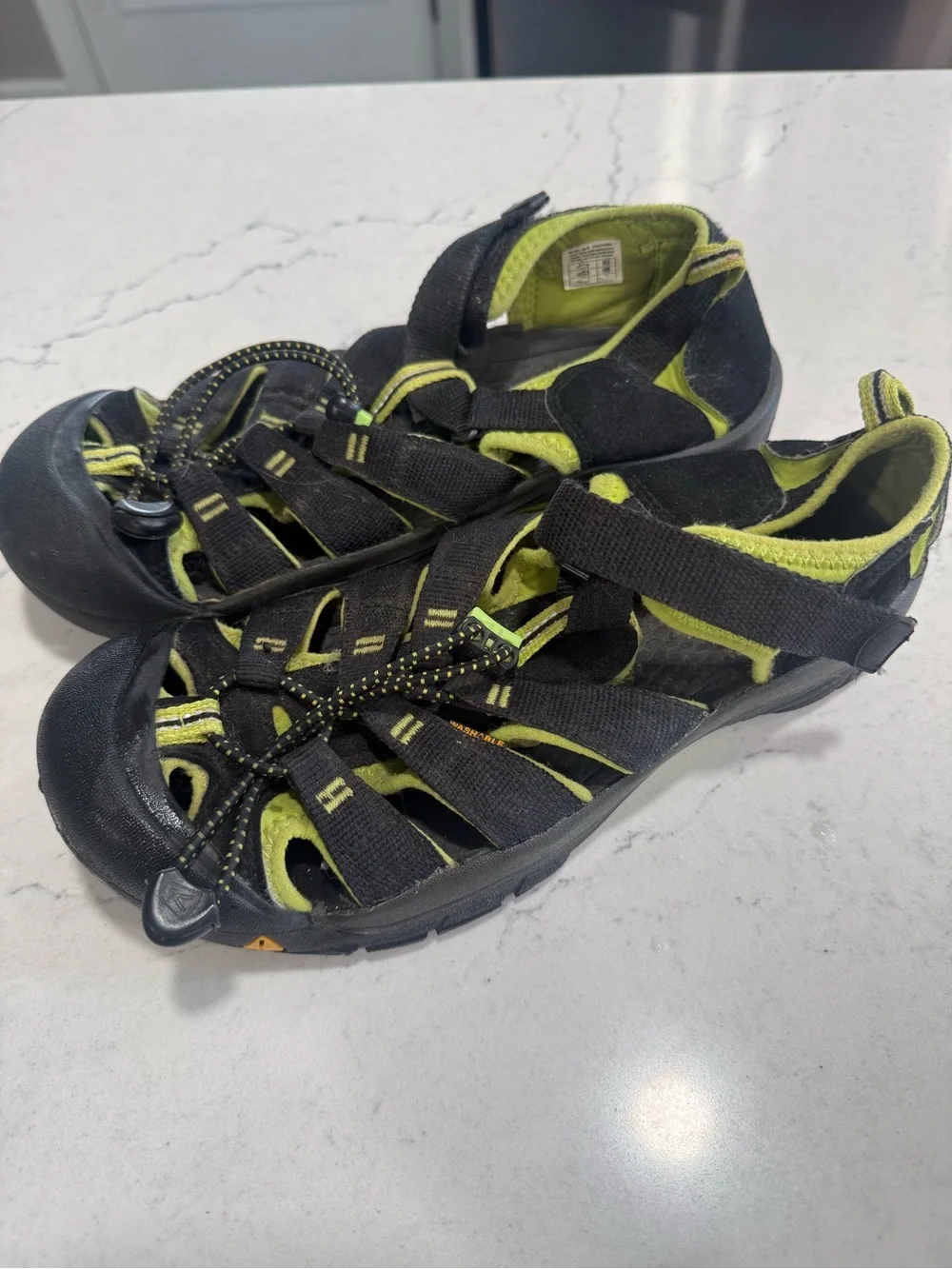KEEN Black & Lime Green Hiking Sandals Men’s Est 7–7.5 Outdoor Close Toe Shoes